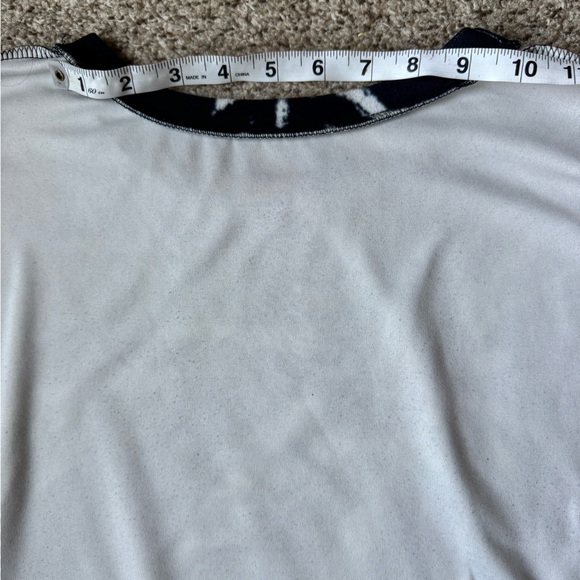 Elegant Black and White Tie-Dye Crew Neck Sweater - Picture 4 of 7